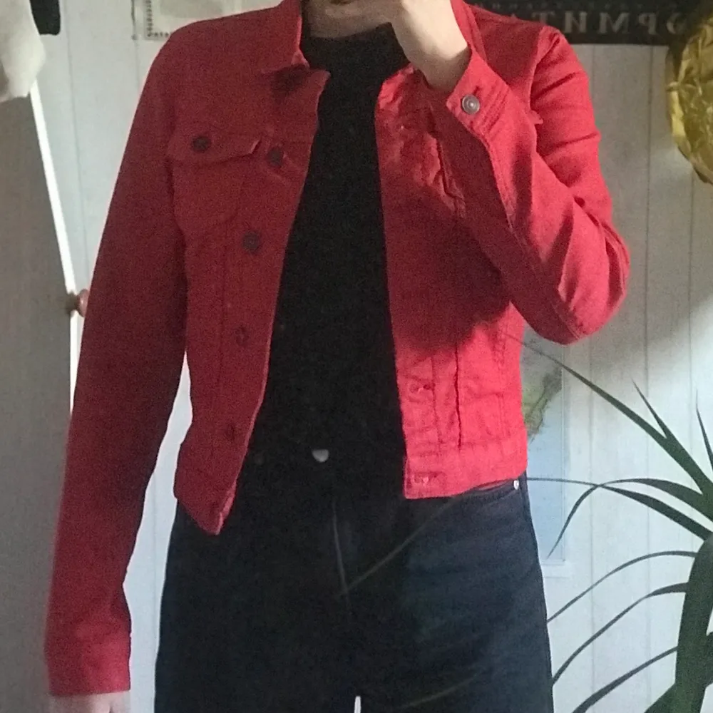 väldigt fin röd jeans jacka från ONLY i storlek 36. Är i bra skick. Köpare står för frakt. Jackor.