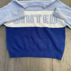 Stickad tröja - Blå stickad tröja. Inte oversized . Om fler är intresserade blir det budgivning i kommentarerna . Hör av er privat om ni vill ha fler bilder.