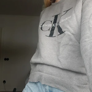 Calvin klein tröja (xs/s) - Bara använd två till tre gånger, och köpt för 900kr från zalando:) Definitivt i relativt/nyskick men lite kort i armarna (jag är ganska lång så det kanske varierar från person till person)