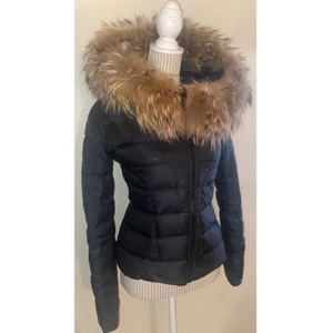 Alexandra Pälsjacka  - En vinterjacka med äkta stor päls från kollektionen Alexandra 💗 nypris 3.999 på NK 2017 och blev tyvärr bara använd den vintern så den är i fint och nästan så gott som nytt skick 💗🥰 i stl 34 men funkar även som 36 💗 går att ta av och på både päls och den vääldigt stora luvan, för mer tydliga bilder är det bara att skriva 😍 frakt ingår i priset 