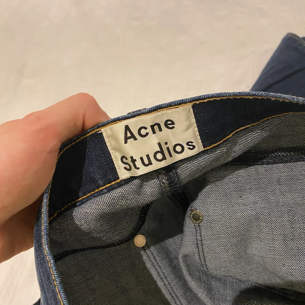Ett par snygga Acne Studios byxor i formen slim fit formen för 300kr. Jeans & Byxor.