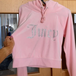 Juicy couture hoodie - Juicy couture hoodie som jag fick i present vid jul 2020. Tyvärr inte min färg lr stil. Har testat några ggr men mest har den legat i min byrålåda. Har några små mörka fläckar på framsidan som fanns där när jag fick den, har ej tvättat den så vet ej om de försvinner i tvätt. NYPRIS: 840kr