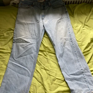 Vintage Levis 550  - Vida  vintage Levis 550   De är i storlek 36/30 och är ett par lösa jeans  Köparen står för frakten