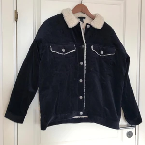 Manchester jacka  - Vårjacka i mörkblått Manchester, gott skick! Oversize i modellen. 