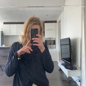 Mörkblå tröja som korsar sig där framme - Snygg mörkblå tröja som går över sig själv på framsidan, svårt att beskriva. Strl S/M