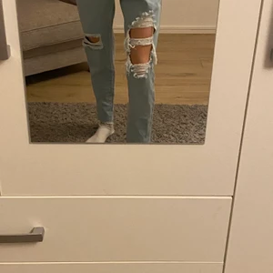 Blå jeans med hål i knäna (S) - Fina jeans i storlek S. Ej använda fast för stora för mig, därför säljer jag de. Från Shein.