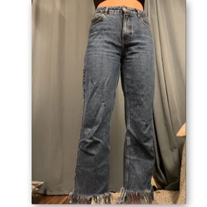 Jeans  - Jeans med slitning längst ner från nakd