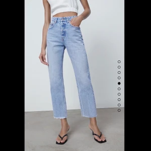 Beiga jeans från ZARA - Jeans i modellen ”High Rise straight” från ZARA. Samma modell som bilderna men i beige (som på sista bilden, min egen). Storlek 36. Använda Max 3 gånger.