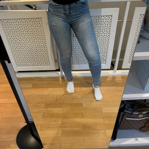 Stradivarius jeans - Finaste jeansen som tyvärr blivit för små. Stl 32 men skulle nog säga att det är en lite större 32a. Jättefin blå färg, lite svårt att få till rätt färg på bild, men den är mest lik på bild 2, kan försöka skicka bättre bild om så önskas. Köpt i Polen. 200 kr inkl frakt, pris kan alltid diskuteras 