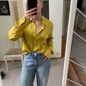 Skjorta från & Other Stories  - Superfin skjorta från & Other Stories, perfekt till hösten 🤩 i nyskick utan anmärkningar 🥳 storlek 36 men passar även 34