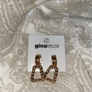 Örhängen  - Guldiga örhängen från Gina Tricot, aldrig använda då jag tyckte att de inte skulle passa på mig. Frakt: 24kr