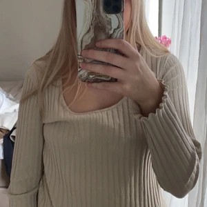 Topp från H&M - Den perfekta vardagstoppen, som säljes då den är en aning för stor på mig! Använd fåtal gånger ❤️ Önskas fler bilder, så skriv privat 😇 Frakt tillkommer.