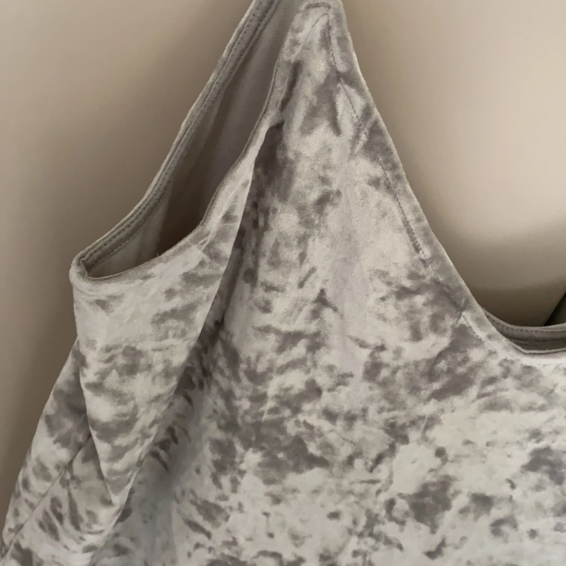 Grått linne i krossat sammet, stl L - 90