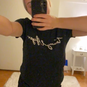 T-SHIRT - En fin T-Shirt ifrån Tommy Hilfiger i storlek XS💕 passar till allt och är nyskick då jag använt den några fåtal gånger💕 köptes för 299 men säljer nu för 70kr + frakt 💕