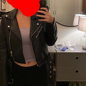 Skinnjacka  - Säljer min skinnjacka från pull&bear eftersom den inte kommer till användning och inte min stil. Köpt för ca ett år sen inte använt så mycket. 150+frakt