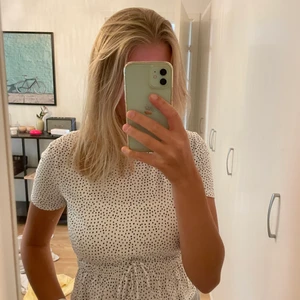 Topp från Zara - Söt prickig topp från Zara som använts någon enstaka gång så den är som ny.