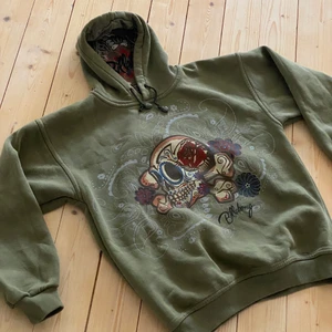 Billabong hoodie - En snygg grön luvtröja från Billabong. Väldigt frän, i bra skick. Står ingen storlek på men passar som XS. Mått: längd 60 cm - axlar 50 cm. Har fler bilder på när jag bär den! ⚠️ Var god följ budgivningens regler ⚠️