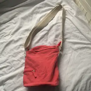 Liten rosa och beige handväska i fin kondition. 100 kr