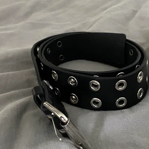 Skärp - Svart skärp med ”hål” i🖤