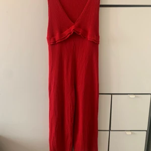 Röd byxdress  - Röd byxdress från Zara. Otroligt skönt material och bra plagg att bara slänga på sig! Snygg till vardag och till fest 