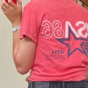 Röd t-shirt  - ass cool t-shirt från urban outfitters. Det är storlek S men passar nog allt från xs-m. Kolla även in min profil, gör gärna paketpris  :))