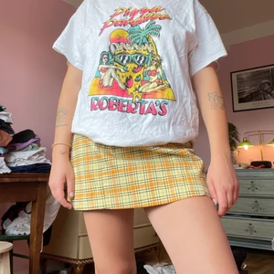 Rutig kjol - Supersöt kjol från MONKI i storlek 40. Knappar på baksidan, går att anpassa i längd lite beroende på hur högt upp man drar den.