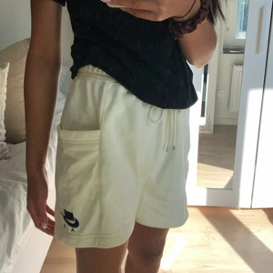 Nike shorts 🤍 - Jättefina shorts ifrån Nike, beige/creme färg med fickor på båda sidorna. Använd fåtal gånger så i jättefint skick 🤍