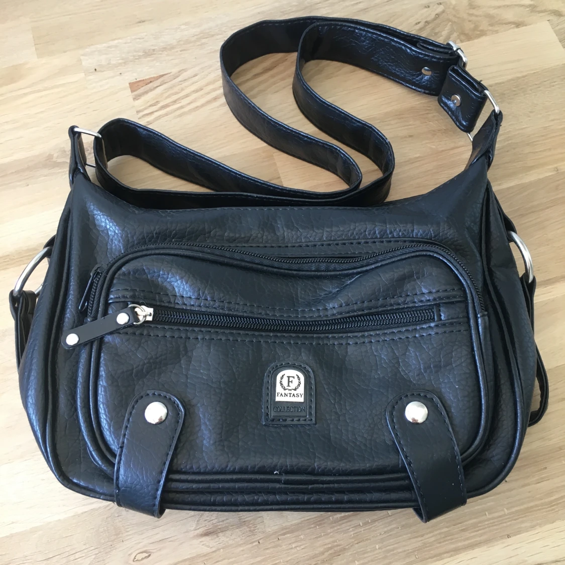 Svart axelremsväska