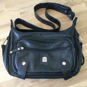 Svart axelremsväska - Fint skick! Frakt: 66kr.