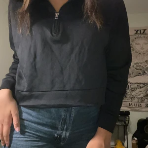 Träningströja från Hm - Super snygg träningströja från hm! Storlek M men passar även en Small❤️