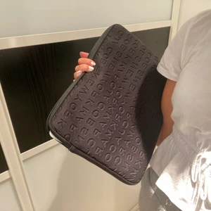 Marc Jacobs Datafodral - Jättefint marc jacobs datafodral i nyskick! Perfekt nu till skolan, skriv privat om ni har några frågor eller vill ha fler bilder! Fraktar inte!🤍 köpt för ca 1000kr! Lite smutsigt men går att tvätta!