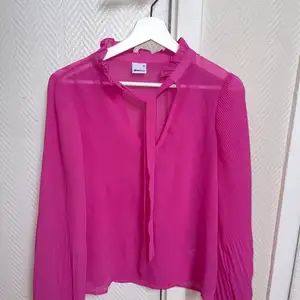 rosa blus köpt på GinaTricot i storlek 34✨ ganska genomskinlig så rekommenderar att ha ett linne eller snygg bh undertill! för fler frågor skicka PM😜💞