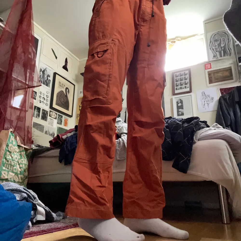 Orangea cargopants med fickor på båda benen. Väldigt sköna och fina men tyvärr för korta på mig som är 170cm. Storlek S/M typ. . Jeans & Byxor.