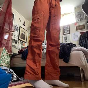 Orangea cargopants med fickor på båda benen. Väldigt sköna och fina men tyvärr för korta på mig som är 170cm. Storlek S/M typ. 