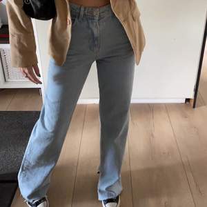 Säljer dessa nästan oanvända jeansen från Zara med en slits längst ner då de bara inte är min stil riktigt och bara ligger och tar plats. Strl 36 och säljer för 200 + 50 frakt, hör av vid intresse!🤎🤎 är btw 171 för referens:)