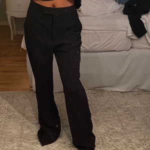Kostymbyxor  - Verkligen så snygga kostymbyxor från zara, säljes pga för långa och stora