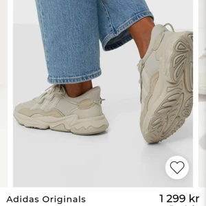 Adidas OZWEEGO - Adidas OZWEEGO i nytt skick. Köpta i Maj men enbart använda 1 gång. Storlek 41&1/3, innermått 26cm. 