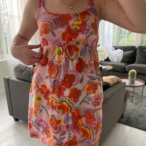 Luftig och härlig klänning - En jätte fin klänning jag har köpt på second hand i spanien, ganska kort men om man är lite längre (precis som jag) funkar den skitsnyggt med ett par jeans under 🥰