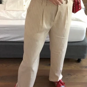 Kostymbyxor nakd - Randiga kostymbyxor ifrån NA-KD. Köpta på Plick men fint skick. Förlånga för mig. Nypris 499kr🤎