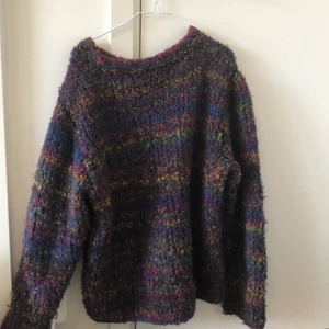 Vacker stickad tröja perfekt till höst ! - Varm och kliar inte! Fantastiskt fin stickad vintagetröja i snygga färger och lång i ärmarna sådär som de ska va ! Inga skador ! 