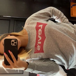 Levis sweatshirt  - Har inte kommit till använing på ett bra tag, tar bara plats i garderoben😊