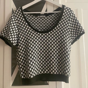 Zara tröja - Stickad tröja ifrån zara. Helt slutsåld. Nyskick! Buda🤎