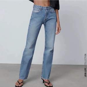 Säljer dessa populära supernice zara jeans!!!! Mid rise och passar till allt 🙌🏼💋💋 storlek 36 men passar också 34!!