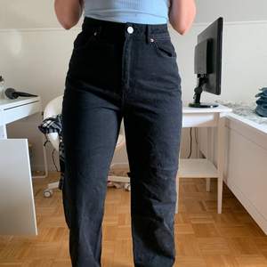 svarta jeans från asos design som har knappt kommit till användning för tycker dom är lite stora i midjan på mig men är jättefina annars. original pris 500kr🥰💞