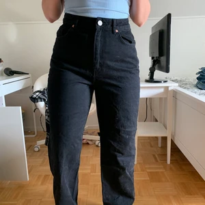 svarta jeans - svarta jeans från asos design som har knappt kommit till användning för tycker dom är lite stora i midjan på mig men är jättefina annars. original pris 500kr🥰💞