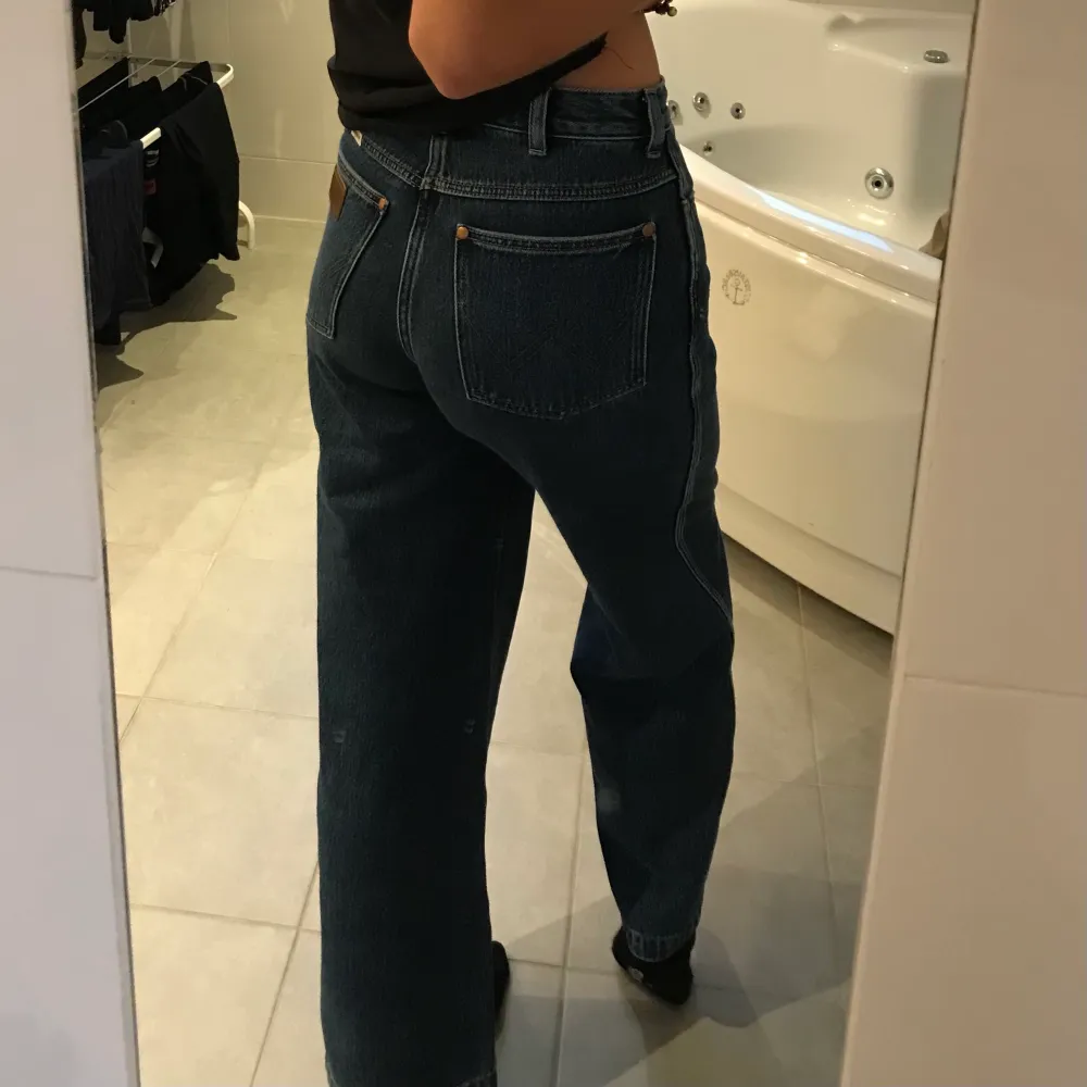 Superfina jeans i mycket bra skick men som tyvärr är lite för korta i benen på mig! Snygg mörkblå färg och höga i midjan. Dom är köpta second hand men med prislappen kvar så nästan helt oanvända. Nya i butik kostar runt 800kr🤯. Jeans & Byxor.