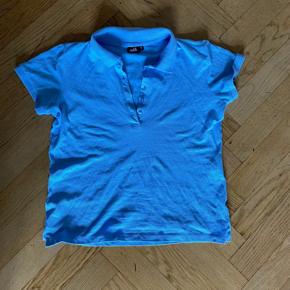 Fin blå t shirt med knappning✨  Passar mig som är S och 168😊. T-shirts.