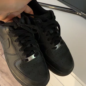 Svarta air force 1 strl 38 - Svarta nike air force 1 strl 38 sparsamt använda