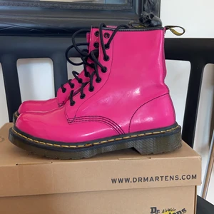Pink vegan DrMartens - DrMartens i vegansk material i lackerade rosa färg. Använda 3-4 gånger. Färgen är underbar kaxig :) Storlek 39, jätte fint skick (fast som nya, se bilden med solan). 