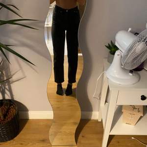 Svarta highwaist jeans från nakd i strl 36, men kan passa större då dom är stretchiga! Använda men fortfarande riktigt bra skick. Skriv om ni har frågor eller vill ha fler bilder!❤️